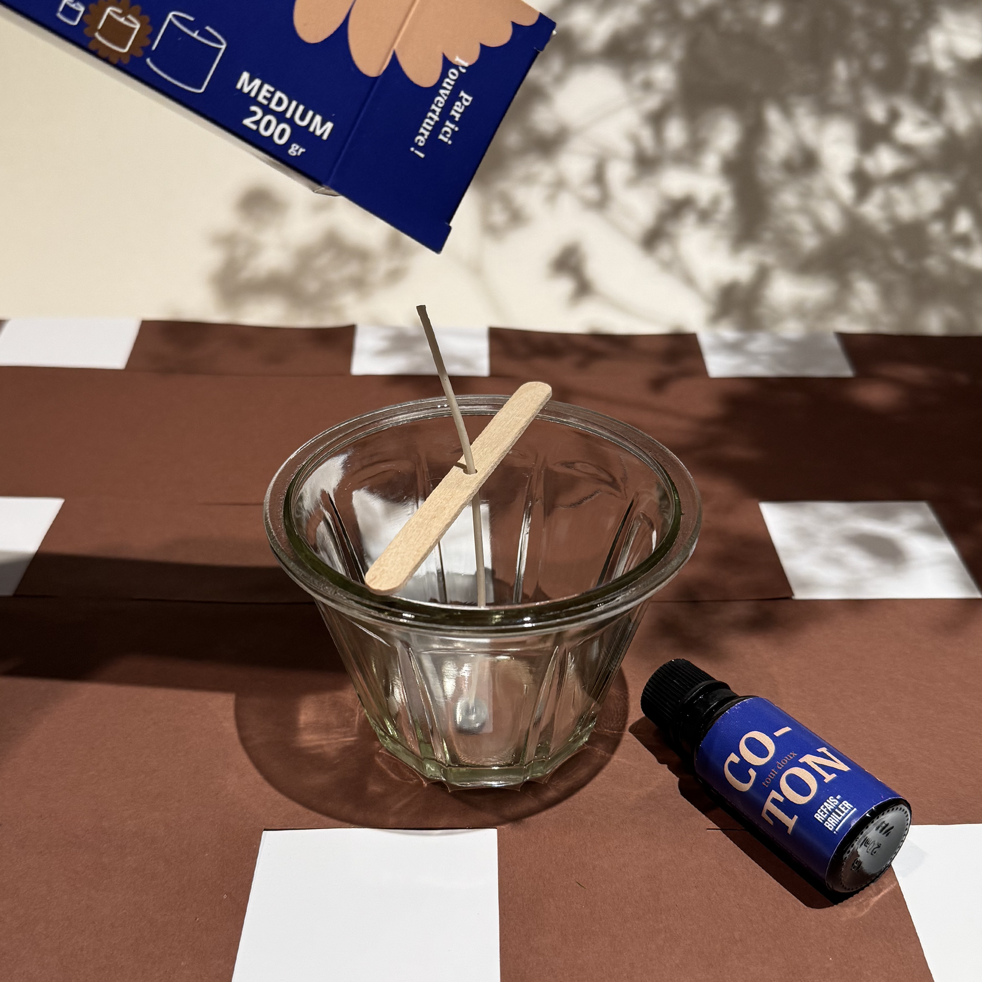 Kit de bougie parfumée en préparation avec parfum coton et mèche dans un verre, décoration originale avec fleurs colorées