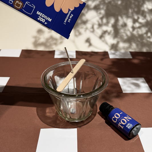Kit de bougie parfumée en préparation avec parfum coton et mèche dans un verre, décoration originale avec fleurs colorées